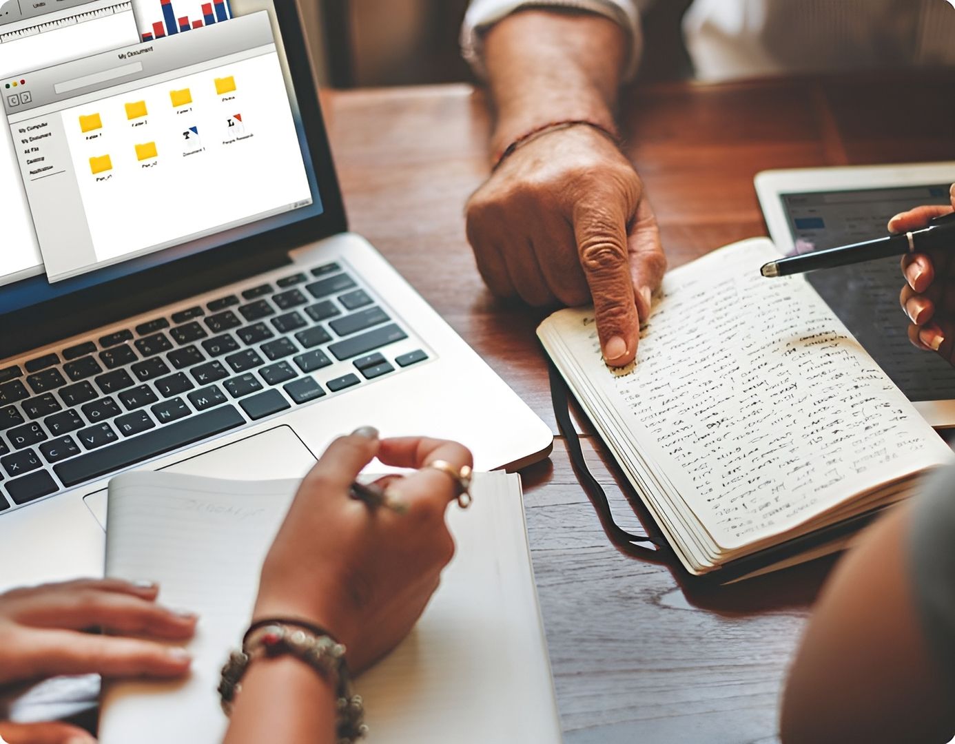 Eine Person nutzt einen Laptop, der auf einem Tisch steht, um Informationen zu bearbeiten oder zu recherchieren.