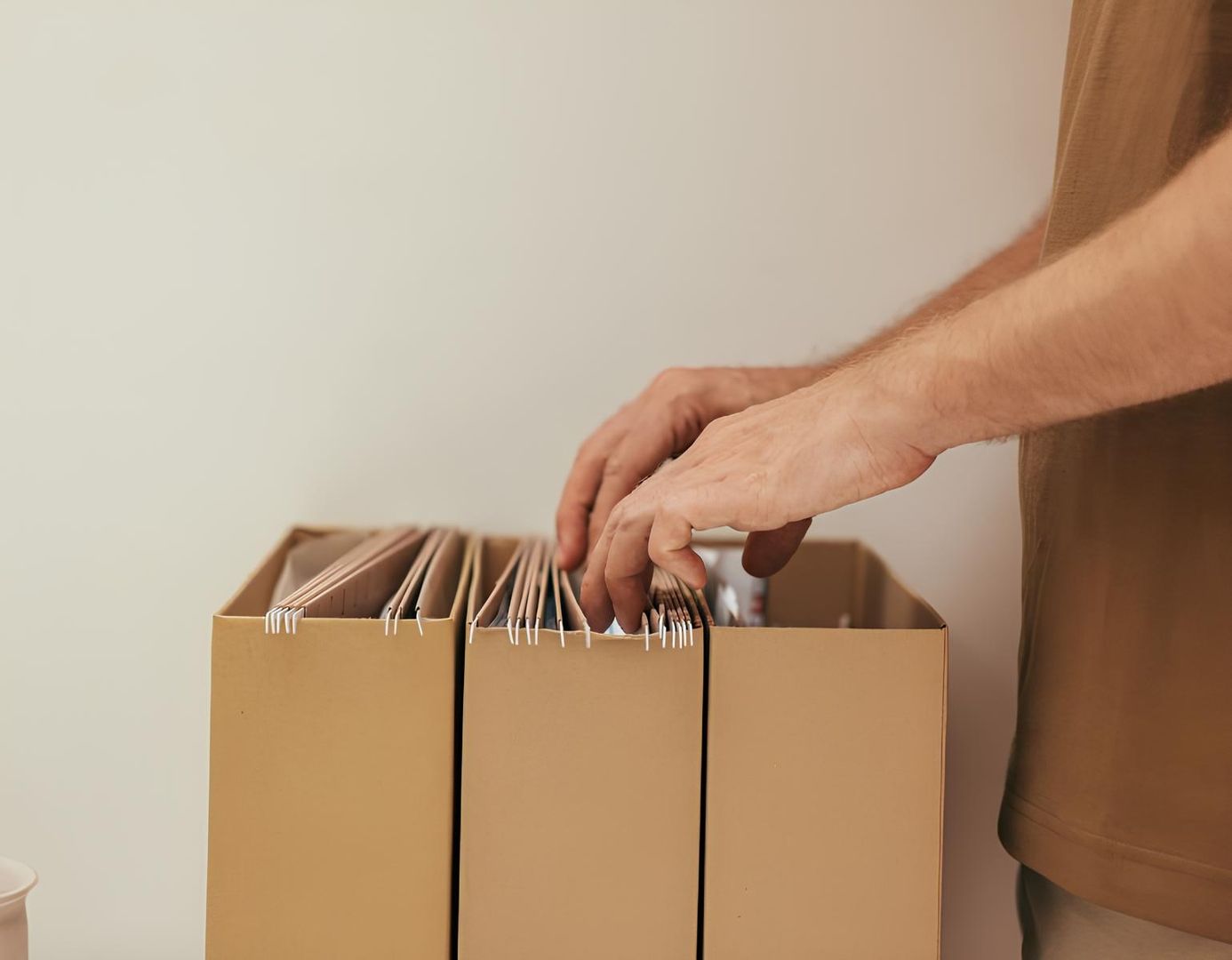 Jemand durchsucht Aktenordner