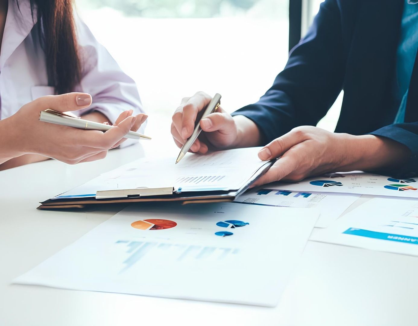 Geschäftsleute besprechen einen Geschäftsplan in einem modernen Konferenzraum.