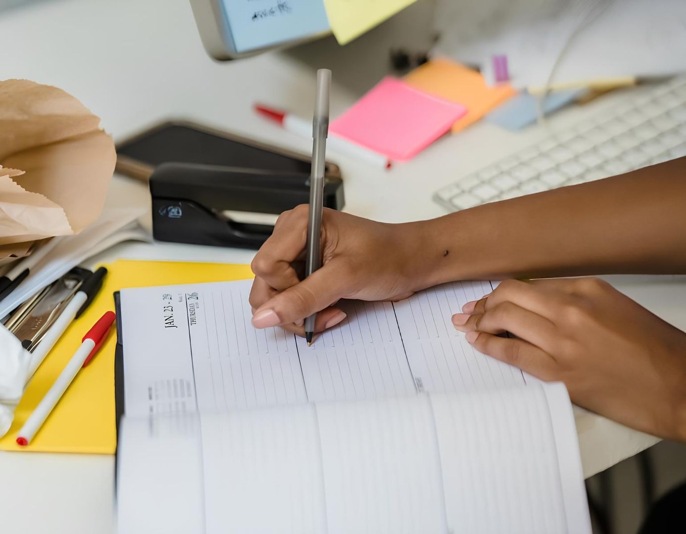 Anleitung zur Erstellung eines Geschäftsplans mit Schritten und Tipps zur Strukturierung und Präsentation.
