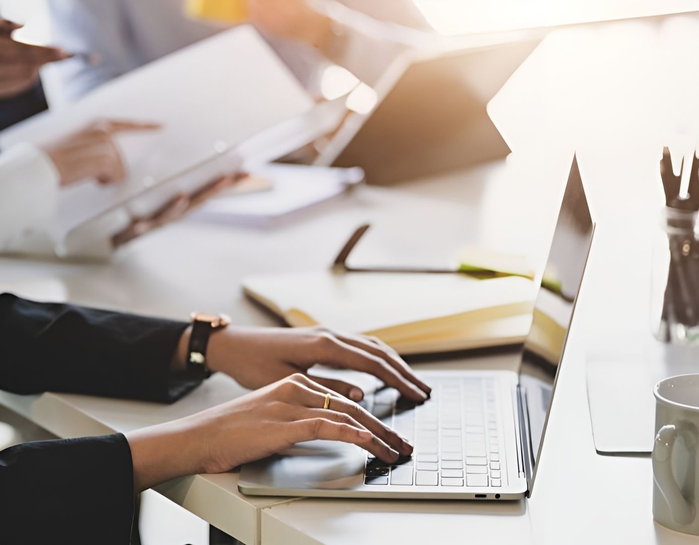 Eine Frau tippt etwas auf einem Laptop ein