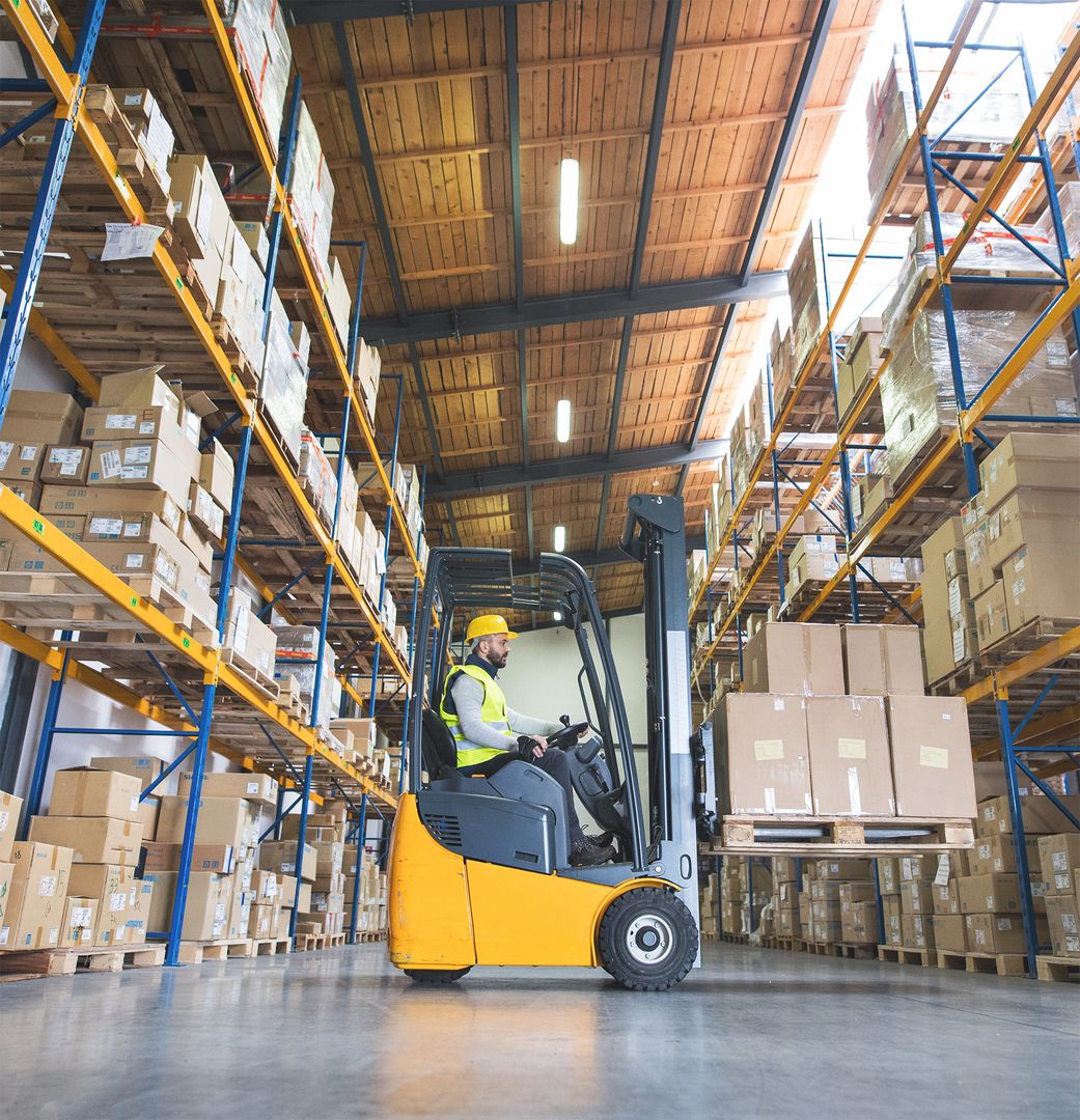 Ein Mann sitzt im Gabelstapler